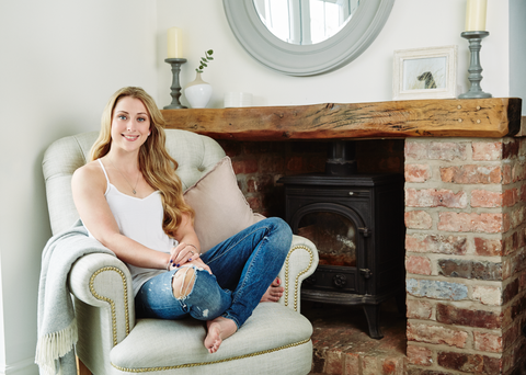 Den olympiske syklisten Laura Trott's country cottage makeover med DFS og stylisten Pippa Jameson, Britannia krem ​​aksent lenestol