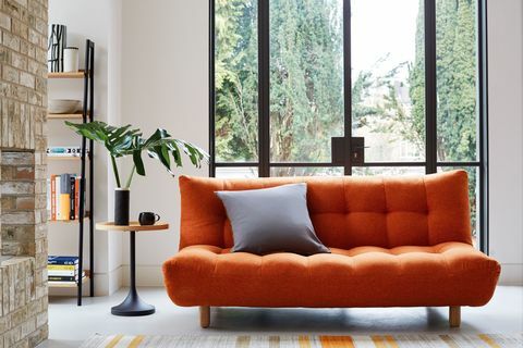 Oransje sofa stue design - Habitat og Topology Interiors - liten plass stue