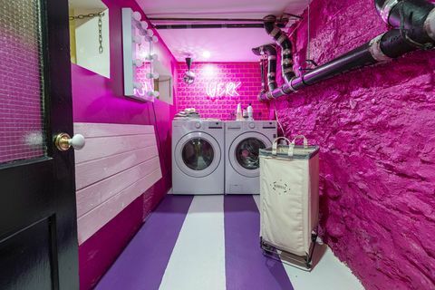 vaskeri, rosa murvegg, neonskilt, lilla og hvite strippede gulv