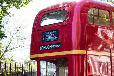 Rød London-buss som tar folk til Chelsea Flower Show, London, Storbritannia