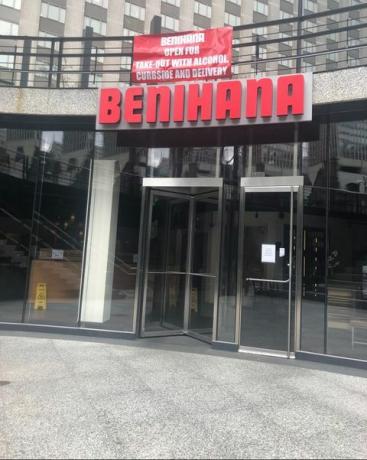 benihana banner som kunngjør åpent for uttak med alkohol for henting eller levering i løpet av året coronavirus crisis in chicago photo by ruth hytry sinclaireducation imagesuniversal images group via getty Bilder